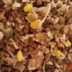 Con pimiento rojo y verde, tomate, maíz, brotes de soja y atún. Aquí puedes ver la receta completa.