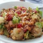 Sólo tiene un problema: lleva granada y ese ingrediente resulta más complicado conseguir en verano. El resto de los ingredientes necesarios son apio, cebolla, atún natural, zumo de limó, salsa de soja, aceite de sésamo, cilantro y semillas...