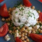 Lleva pepino, yogur griego, cebolleta, pimiento verde, queso feta, tomate, aceite e oliva y vinagre de manzana. La receta puedes verla en Cookpad.