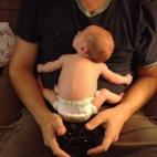 "Una de mis fotos favoritas de mi marido y mi hija. Ahí todavía no había cumplido un mes. Cuando él está en casa, ella está con él. ¡Haga lo que haga! Y la cosa sigue igual dos años después".