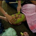 "Papi deja que le pongan una mascarilla en la fiesta de pijamas".