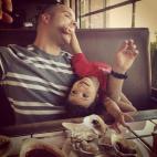 "Si tu hija no es capaz de estarse quieta en el restaurante, únete a ella, ¿por qué no?".