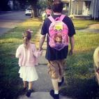 "Mi hija y su padrastro el primer día de cole".