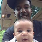 "Papá primerizo practicando selfies con su hijo".