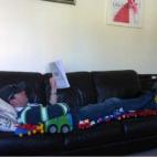 "El pequeño de 3 años fue muy considerado e hizo un reposabrazos para que Papá leyese a gusto".