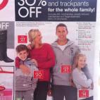 Este grandísimo desastre de photoshop de un catálogo en Australia nos recuerda a la escurridiza mano de La Familia Adams.