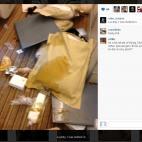 Foto de la cuenta de Instagram de Alan Cross, con imágenes del resultado de turbulencias en un avión a la hora de comer