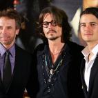 El actor junto al productor Jerry Bruckheimer y a su compa&ntilde;ero de reparto, Orlando Bloom, en la premiere de la segunda pel&iacute;cula de Piratas del Caribe