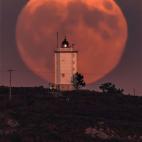 "Desde La Coruña apuntando hacia el Faro de la localidad vecina de Mera", dice Jose Manuel.