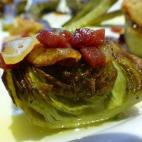 Para hacerlas de forma rápida, el secreto está enen cocerlas enteras sin pelarlas y hacerlo rápidamente una vez cocidas. Después se hace un sofrito con ajos y jamón, y ya estarían listas. Mira la receta completa en Cookpad.