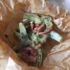 Se preparan con beicon, perejil picado, vino, aceite y limón. Mira aquí cómo prepararla.