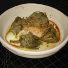 Su autor escribe que en la receta original, con huevos de codorniz, había que vaciar las alcachofas. De esta forma se aprovecha más la hortaliza aunque queda algo menos vistosa. Mira en Cookpad la receta completa.