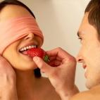 Los leoninos necesitan mucha pasión y estímulo. Todo el tiempo debes demostrarle que "adoras" estar en sus brazos y que una sesión de cama con él o con ella es lo mejor que te pasó en la vida. Tanto hombres como mujeres pueden usar el jug...