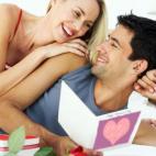 Ellas suelen ser las chicas del "mírame, pero no me toques", y para tocarlas hay que traer por lo menos una flor y las obras completas de Neruda. "Voy a escribir los versos más tristes esta noche". Ellos son menos sensibles, pero les encanta...