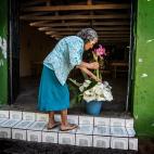 Las visitas de los párrocos también se suspenden. Pese a ello, las mujeres siguen manteniendo la iglesia adornada e impoluta.