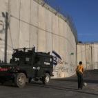 Unos niños juegan en el muro que separa Israel de los territorios palestinos.