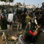 Militares egipcios cargan contra un grupo de palestinos en la franja que divide las dos zonas.