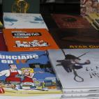 Dani Seijas, ilustrador, lleva cuatro años atendiendo en la caseta de Dibbuks: "El primer año era como si intentaras vender a una pared. Ha cambiado el público, aunque aún queda mucha mentalidad de 'yo ya estoy mayor para esto'". Los dos que...