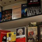 De nuevo asoma Persépolis, esta vez en la caseta de Enclave, y también vemos de un primer vistazo un libro de Robert Crumb (uno de los padres del cómic underground) y a Joe Sacco, que hace periodismo en viñetas. "Tenemos un 10% del espacio d...