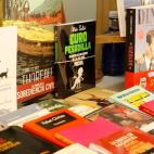 En La Marabunta venden crítica, ensayo y literatura, pero desde hace tiempo tienen su rincón de cómic. No es hogar de superhéroes, sino de ese tipo de obras que tienden a llamarse "novela gráfica" por tratar temática social. "Ese nombre es...