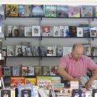 En la caseta de la Librairie Française, Francisco explica que hay clientes que se acercan a los cómics como vía para el aprendizaje del idioma. Su oferta es de cómic franco-belga y afirma que también tiene clientes que "empiezan una colecci...