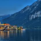 Montañas de fondo a orillas de un lago, nevado en invierno y rodeado de bosques en verano… Así es Hallstatt, que descrito por María Cruz Díaz, una de las viajeras que estuvo allí, nos ofrece “un lugar idílico, un pueblecito precioso co...