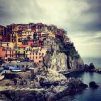 Manarola, un pequeño pueblo de tradición pesquera, forma parte por derecho propio entre los pueblos más bellos de Europa. Ubicado en un acantilado, con preciosas casas de colores, es uno de los denominados Cinque Terre, cinco pueblos caracter...