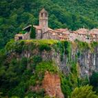 Otro pueblo ubicado en lo alto de un riscal es Castellfullit de la Roca, en Girona. Un lugar pequeño, de menos de 1 kilómetro cuadrado de superficie, pero con paisajes preciosos que merecen la pena visitar con mucho detenimiento. Rubén López...