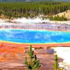 Uno de los mayores reclamos dentro del famoso parque de Yellowstone es, sin duda, el espect&aacute;culo geot&eacute;rmico que ofrecen los numerosos g&eacute;iseres y fuentes termales que se extienden por este vasto espacio. A esas maravillas nat...