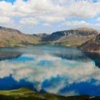Este espectacular lago forma parte de la frontera natural entre China y Corea del Norte. Es, en realidad, un cráter de origen volcánico repleto de leyendas e historias populares. Según algunos locales, un monstruo llamado Tianchi habita el la...