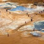 Namaskard es la prueba más fiable de que nuestro planeta está vivo por dentro. Grandes fumarolas y piscinas de barro hirviendo conforman el paisaje de esta zona geotérmica del norte de Islandia, a apenas unos kilómetros de distancia del volc...
