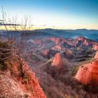 Este espectacular paisaje leonés fue en su día la mayor mina de oro a cielo abierto de todo el Imperio romano. A día de hoy, las Médulas de Carucedo son Bien de Interés Cultural, Monumento Natural y Patrimonio de la Humanidad debido a su im...