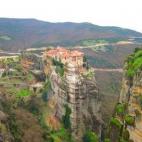 Las altísimas montañas que acogen estos monasterios griegos en su cima hacen sentir a cualquiera pequeño, ya que los monasterios, que en su conjunto parecen enanos a lomos de gigantes, son en realidad unos enormes complejos que hoy en día su...