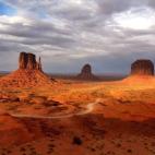 Monument Valley es, sin lugar a dudas, uno de los más famosos escenarios de cientos de películas made in Hollywood, y es reconocido por cualquiera, aunque no lo haya visitado. Carreteras infinitas en un paraje de lo más árido y caluroso, un ...