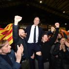 Chris Andrews, nuevo diputado del Sinn Féin, celebrando junto a una estelada