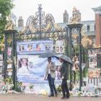 Los pr&iacute;ncipes Guillermo y Harry visitan los homenajes a Diana en el palacio de Kensington, el 30 de agosto de 2017.