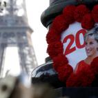 Flores y fotos en homenaje a Diana en Par&iacute;s, el 30 de agosto de 2017.