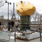 Flores y fotos en homenaje a Diana en el puente del Alma de Par&iacute;s, en marzo de 2017.