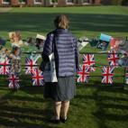 Una mujer posa en el memorial de Diana en el palacio de Kensington, el 31 de agosto de 2017.