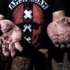 &iquest;C&oacute;mo le ha afectado durante 32 a&ntilde;os el contacto continuo con el carb&oacute;n? &quot;El principal problema ha sido siempre la agrietaci&oacute;n de las manos. Muchas veces he tenido que cargar el carb&oacute;n h&uacute;medo...