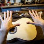 Confiesa que su secreto para seguir manteniendo bien las manos es cuidarlas muy bien cada d&iacute;a. Todos los d&iacute;as trabaja varias horas con la madera para fabricar la guitarra, y si no tienes un cuidado impoluto, acabas con las manos mu...