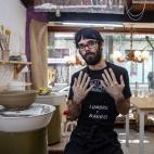 Jorge de la Torre tiene 27 a&ntilde;os y se dedica a la alfarer&iacute;a desde los 20. Durante seis a&ntilde;os estudi&oacute; Alfarer&iacute;a y Cer&aacute;mica y empez&oacute; a trabajar en el sector hace dos a&ntilde;os, en el taller mad...