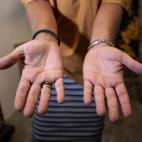 En su d&iacute;a a d&iacute;a utiliza muchos tipos de pintura, desde el acr&iacute;lico a la acuarela, y todo tipo de qu&iacute;micos, es por ello por lo que sus manos han sufrido, y mucho, hasta el punto de acabar en urgencias con quemadur...