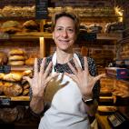 Los cortes en las manos son el pan de cada d&iacute;a en la vida de un panadero. Pilar Salom lo sabe bien, tiene 59 a&ntilde;os y lleva cinco y medio dedic&aacute;ndose a la panader&iacute;a y pasteler&iacute;a en su negocio, PandePi. Sus m...