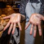 &quot;Acabas el d&iacute;a con peque&ntilde;as heridas alrededor de tu mano, te pican, duelen e incluso te cuesta coger las cosas&quot;, declara Pilar, quien asegura que toman todas las prevenciones que ven necesarias, como los guantes, pero que...