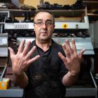 Luciano G&oacute;mez ha dedicado 32 a&ntilde;os de los 57 que tiene al arreglo y la fabricaci&oacute;n de zapatos, toda una vida. Actualmente se dedica exclusivamente a la reparaci&oacute;n en un negocio familiar madrile&ntilde;o, Zapatos S&aacu...