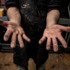 G&oacute;mez asegura que en el oficio hay que ser precavido para prevenir todo tipo de da&ntilde;os posibles que, sobre todo, sufren en las manos. Durante sus jornadas est&aacute;n expuestos al polvo y disolventes que hacen que se fastidien las ...