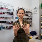 Rosa tiene claro que el cuidado diario de las manos es primordial en su trabajo. De origen chino, la esteticista de 49 a&ntilde;os ten&iacute;a un local en su tierra natal, hasta que lleg&oacute; a Espa&ntilde;a hace 13 a&ntilde;os y tuvo que tr...