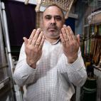 El oficio de persianero es uno de tantos que sufren con sus manos en el d&iacute;a a d&iacute;a. Vicente G&aacute;lvez se cri&oacute; mientras ve&iacute;a a su padre arreglando persianas como aut&oacute;nomo, acab&oacute; abriendo su negocio, Pe...