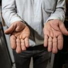 Vicente asegura que, en realidad, su oficio afecta a todo el cuerpo, pero las manos son las que m&aacute;s sufren: &quot;el trabajo de taller desgasta mucho. Estamos en contacto continuo con los pl&aacute;sticos y cortando persianas, las manos a...